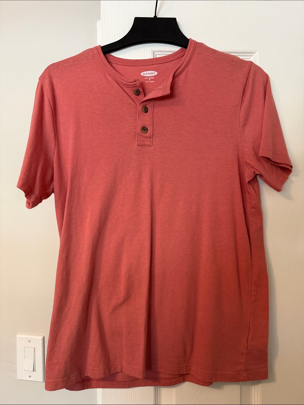 Old Navy Men Short Sleeve Henley Tee in Coral Red